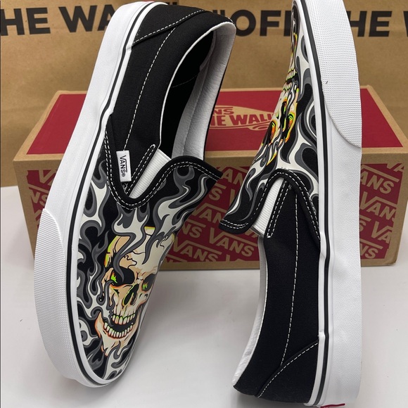 Vans Men’s Classic Slip-On
Flame Skull Black/True White
VN0009Q7BMX Sneakers - Picture 13 of 16